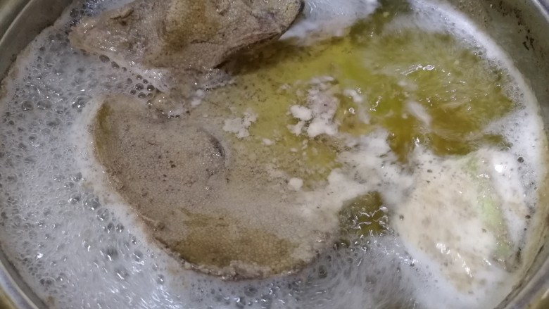 白切猪肝,文火煮5分钟,去血沫。