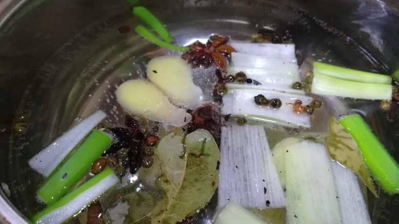 白切猪肝,适量清水加香料,文火煮开。