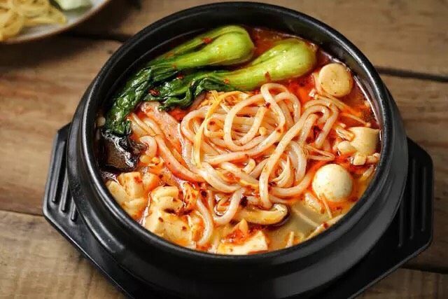 砂锅米线,一锅味道鲜美、吃起来超过瘾的砂锅米线就做好了!