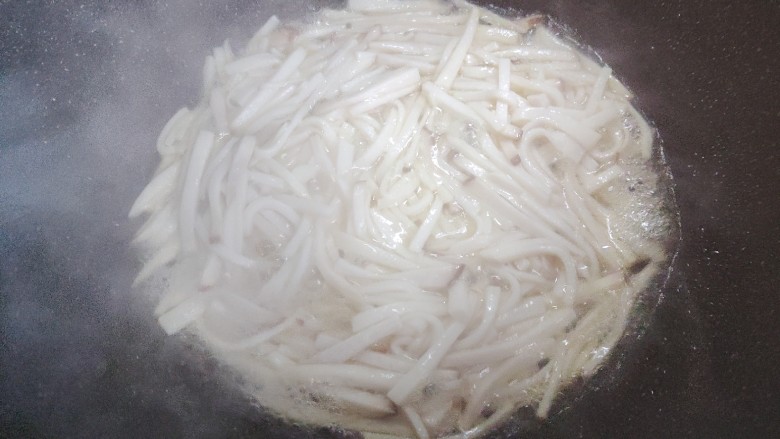 青椒炒杏鲍菇,翻炒至杏鲍菇稍稍变软,体积变小