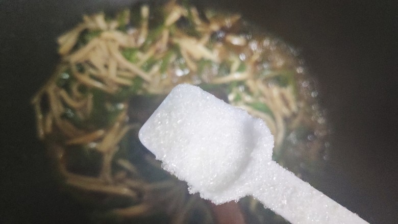 青椒炒杏鲍菇,待锅内汤汁差不多收紧,加一小勺细砂糖,翻炒均匀即可