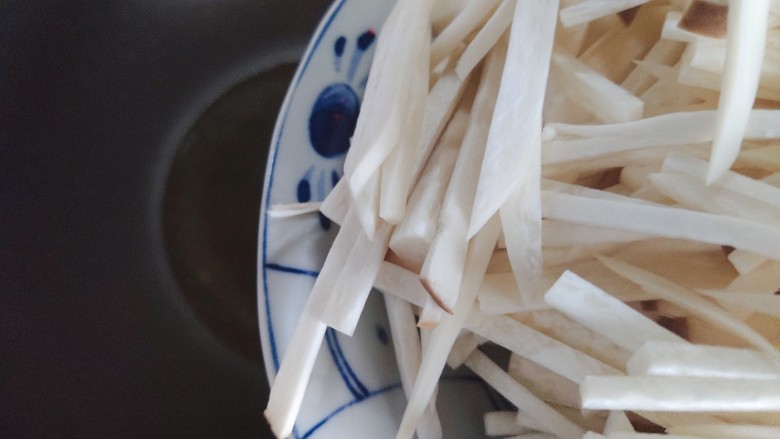 青椒炒杏鲍菇,待油热,下杏鲍菇