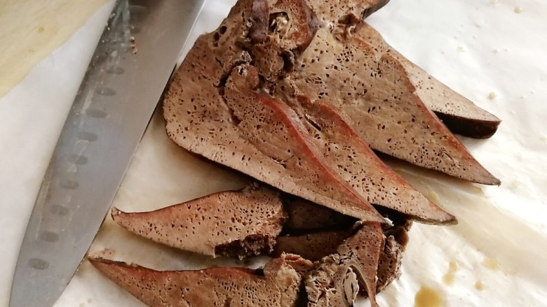 白切猪肝,油纸上切片,蘸着料汁享用。(其余的浸泡在汤汁中防止风干。)