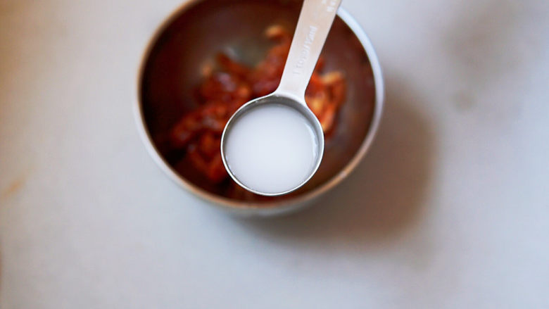 雪菜炒肉丝,最后加<a style='color:red;display:inline-block;' href='/shicai/ 156925'>水</a>淀粉,抓匀