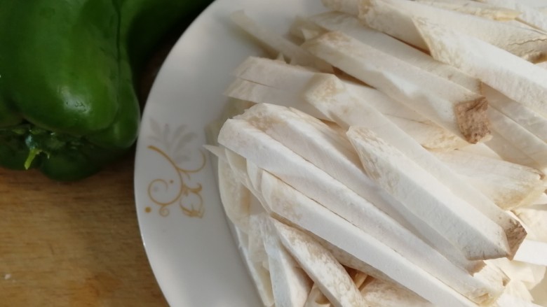 青椒炒杏鲍菇,先切厚片,再切条。