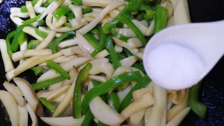 青椒炒杏鲍菇,加半小勺盐入味,急火炒匀。