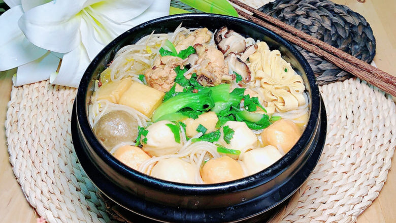 砂锅米线,浓郁鸡汤味道的砂锅米线就上桌了!