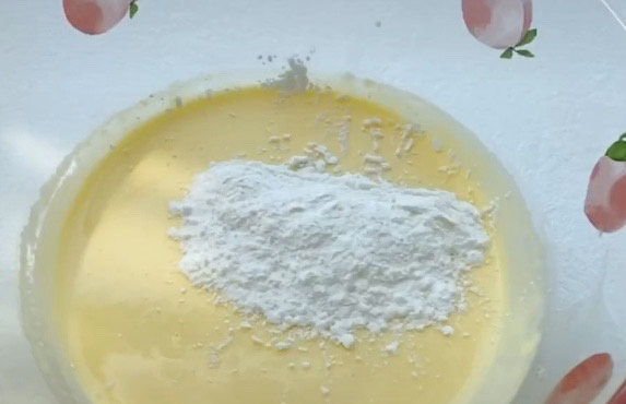 半熟芝士蛋糕,最后筛入低筋面粉,混合均匀。想要做蛋糕好吃,请一定用低筋面粉,这个超市很容易买到的。