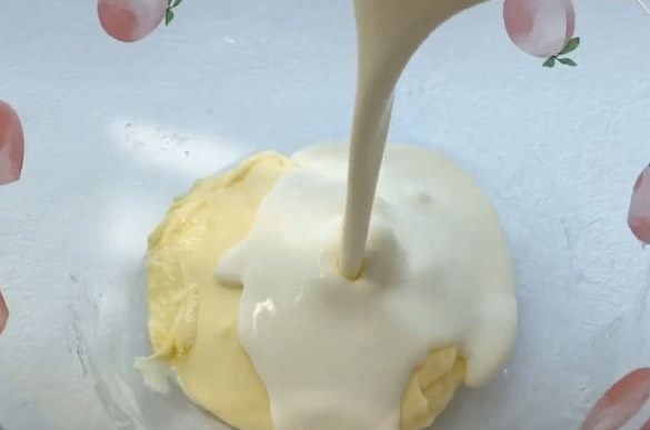 半熟芝士蛋糕,软化好的奶油奶酪里加入奶油40克,翻拌均匀。奶油的加入是必不可少的,这样做出来的半熟芝士更加奶香浓郁