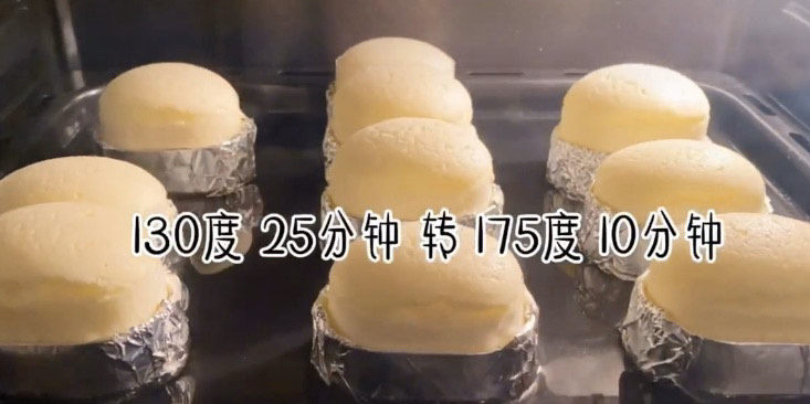 半熟芝士蛋糕,烤箱记得提前预热好,做好的蛋糕送入烤箱,130度先25分钟,后转175度10分钟上色,烤出来绝对完美。