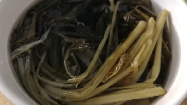 雪菜炒肉丝,清水洗干净,泡几分钟,去些咸味。