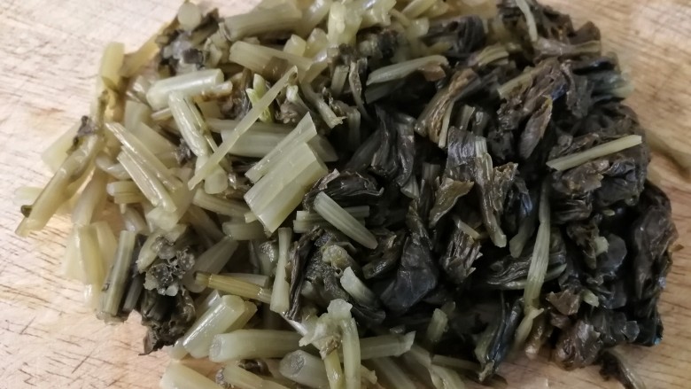 雪菜炒肉丝,切掉顶部老茎,其余切小段。