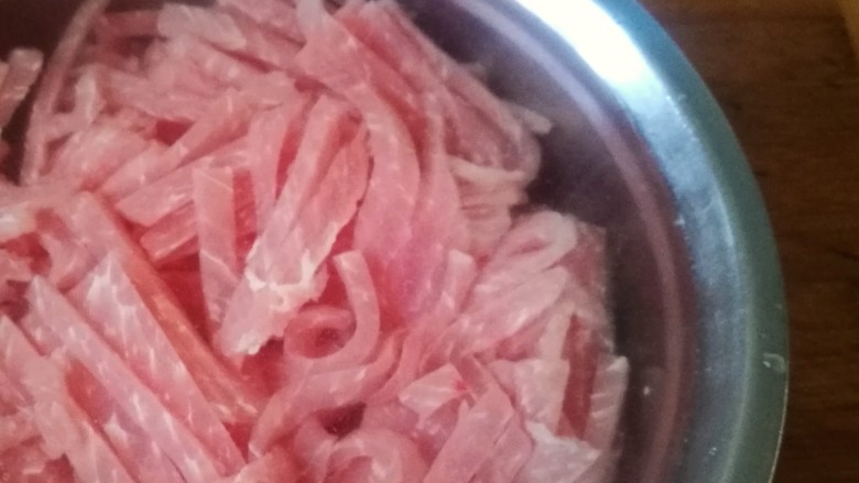 雪菜炒肉丝,清水里洗掉血水,捞出厨房纸巾包裹攥干。