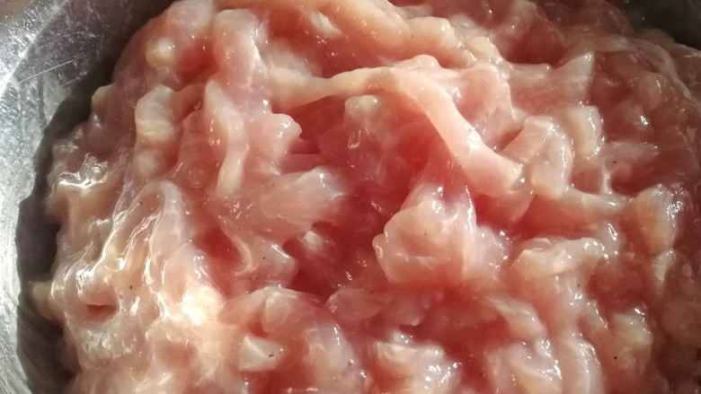 雪菜炒肉丝,放<a style='color:red;display:inline-block;' href='/shicai/ 134340'>黑胡椒粉</a>,半小勺盐,蛋清,抓匀。
