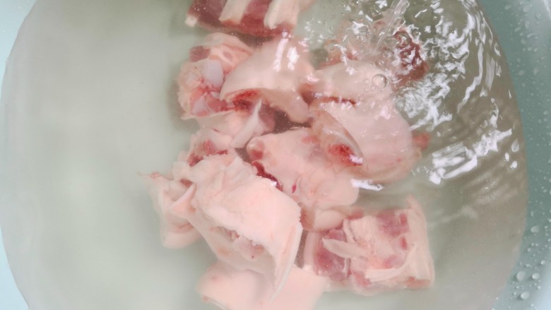 黄豆猪脚汤,<a style='color:red;display:inline-block;' href='/shicai/ 418'>猪脚</a>清洗干净