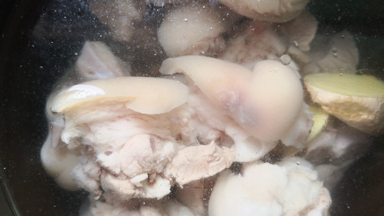 黄豆猪脚汤,放入适量清水,一次加足