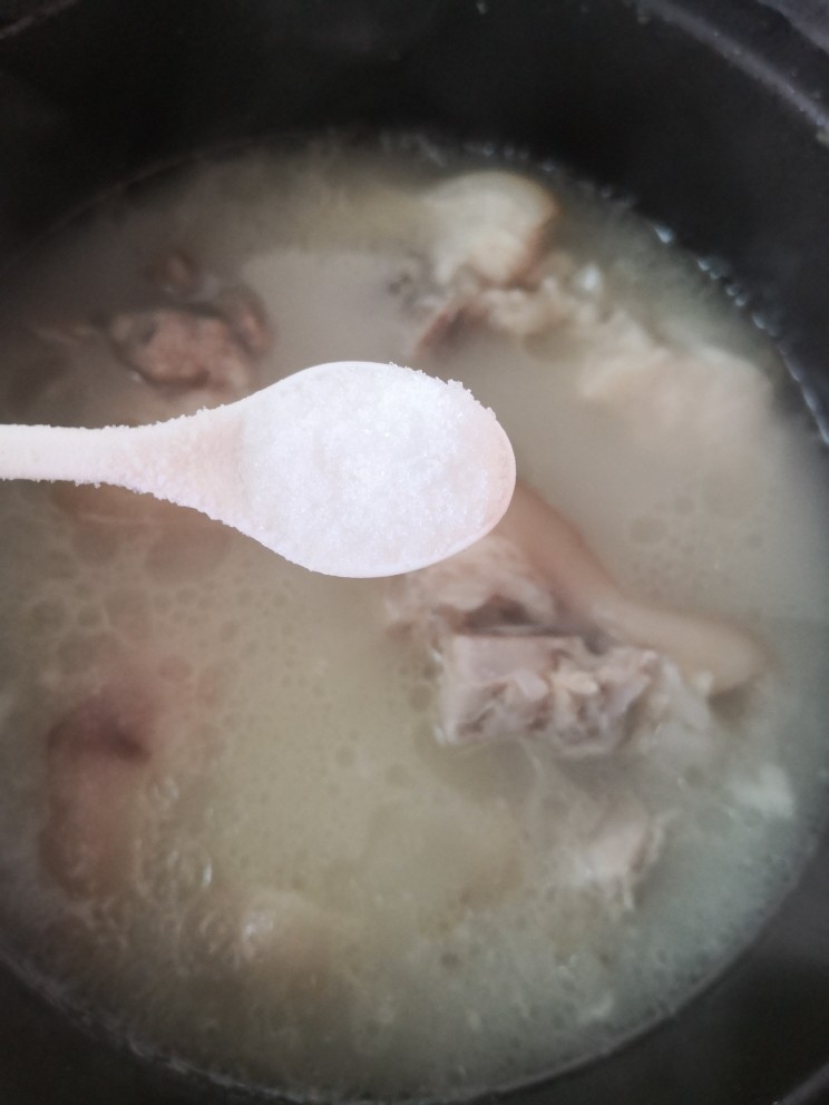 黄豆猪脚汤,时间到了,开盖调入盐
