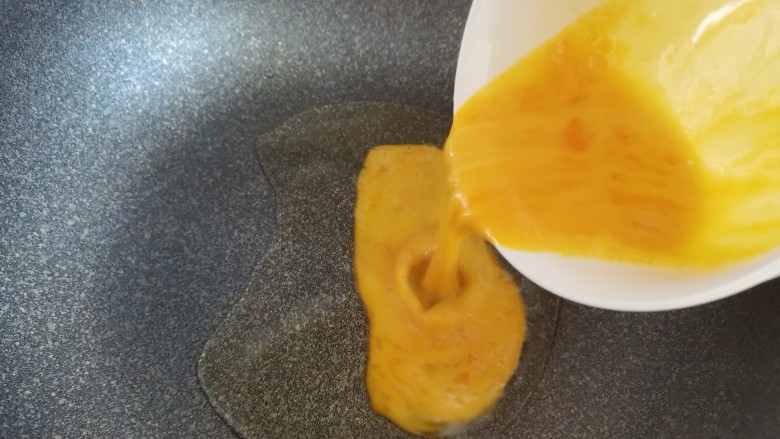 炒合菜,起锅烧油,油热下入鸡蛋液