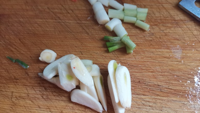 炒合菜,葱切段,大蒜切片