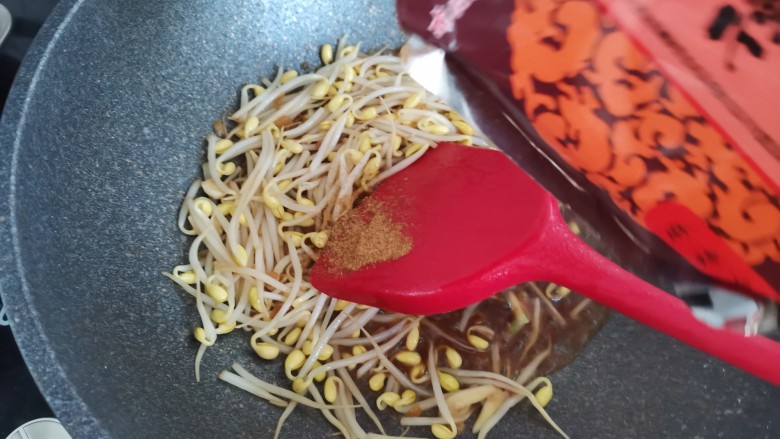 炒合菜,加入适量的<a style='color:red;display:inline-block;' href='/shicai/ 744'>五香粉</a>,翻炒均匀
