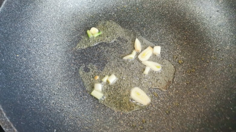 炒合菜,锅里留底油,下入葱蒜爆香