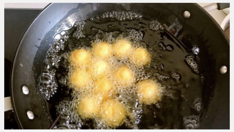炸地瓜丸子,锅中倒入油烧热,下入红薯丸子。