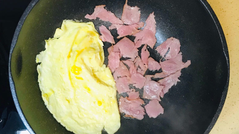 培根炒蛋,将鸡蛋饼扒拉到边上,培根一片一片平铺,转中火煎一下