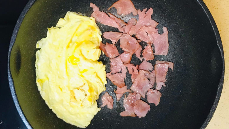 培根炒蛋,两面全部煎至微黄,煎出培根的香味
