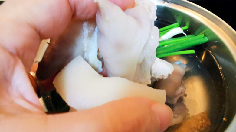 黄豆猪脚汤,锅中放宽水,加入葱姜及猪脚