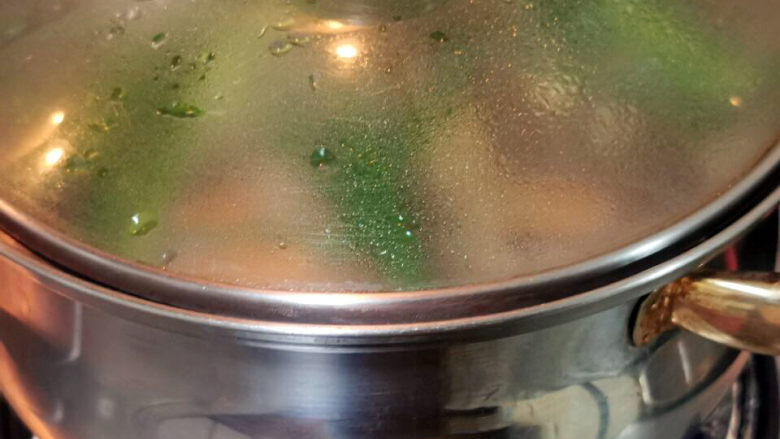 黄豆猪脚汤,煮开,盖好盖子,小火焖煮30分钟