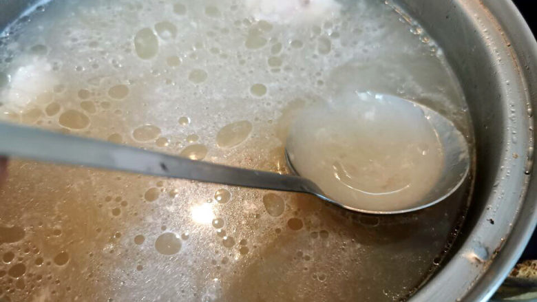 黄豆猪脚汤,打开盖子,打去浮末