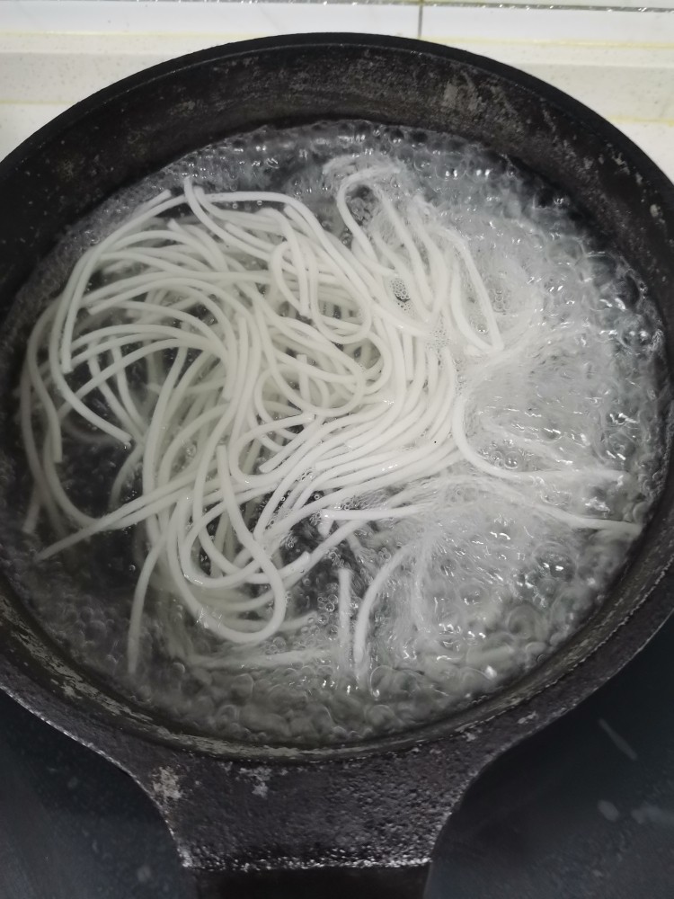 甘蓝炒粉,粉条焯水