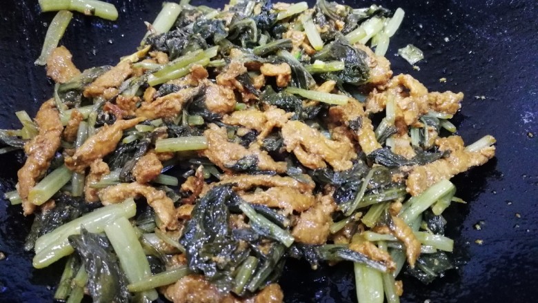 雪菜炒肉丝,文火翻炒均匀。(雪菜有咸味就不用再放盐了。)