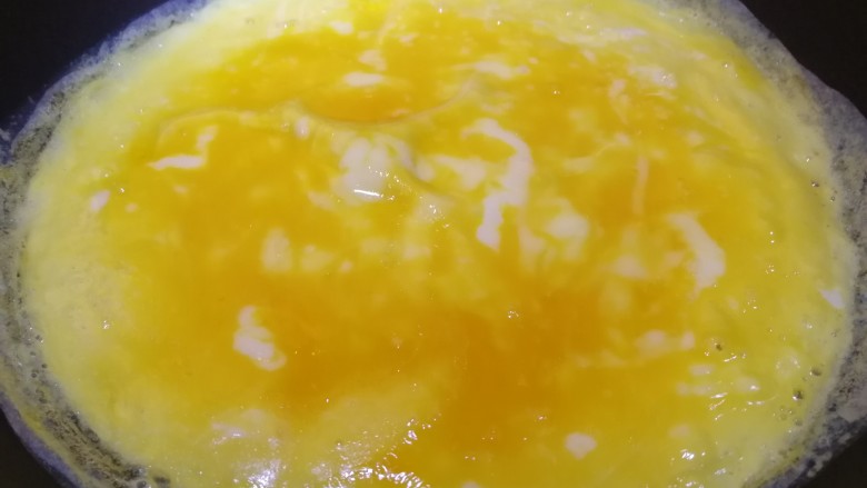 炒合菜,平底锅少油,倒入蛋液,中小火摊成蛋饼。