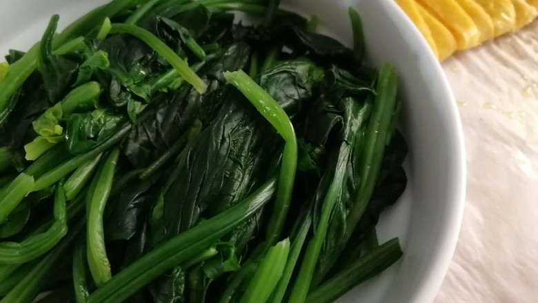 炒合菜,捞出过凉水,攥干水份。