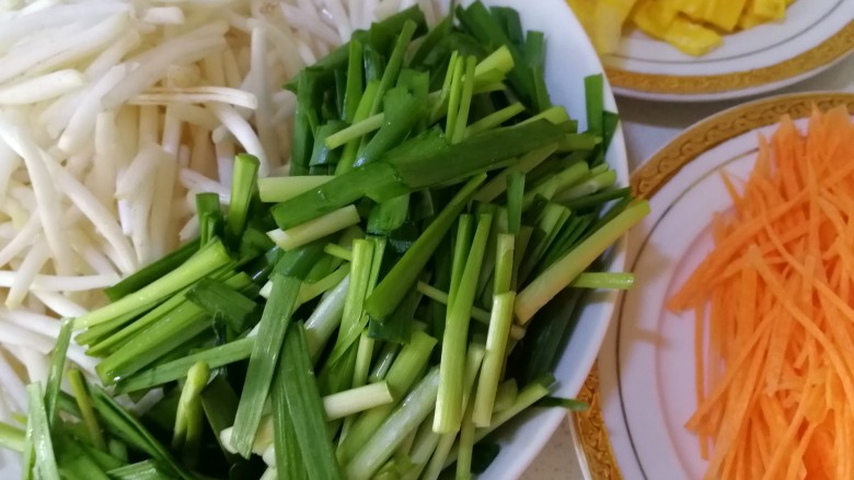炒合菜,<a style='color:red;display:inline-block;' href='/shicai/ 116'>韭菜</a>摘洗干净,切段。