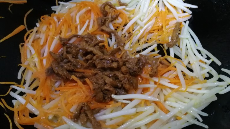 炒合菜,放入提前炒好的肉丝,急火翻炒均匀。
