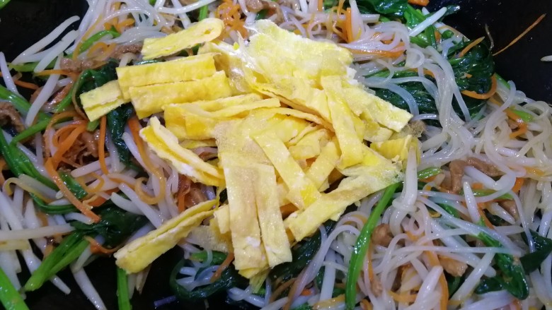 炒合菜,放入鸡蛋,急火翻炒均匀。