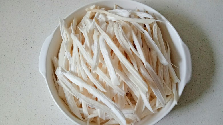 青椒炒杏鲍菇,<a style='color:red;display:inline-block;' href='/shicai/ 238'>杏鲍菇</a>清洗干净,用手撕成条状