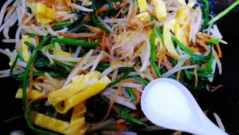 炒合菜,加盐入味,急火炒匀。
