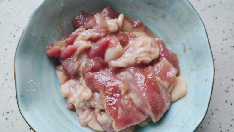 干锅千页豆腐,抓均匀,腌制,备用