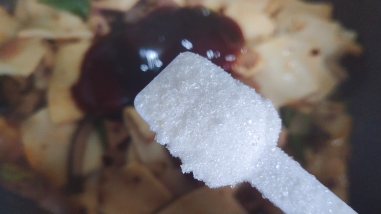 干锅千页豆腐,加一小勺细砂糖,翻炒均匀即可