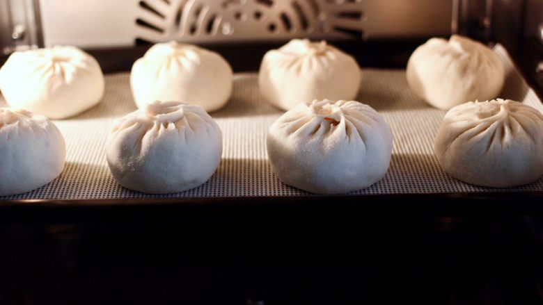 萝卜丝鱿鱼发面包,放入蒸箱发至2倍大的时候,100度蒸15分钟焖5分钟即可。