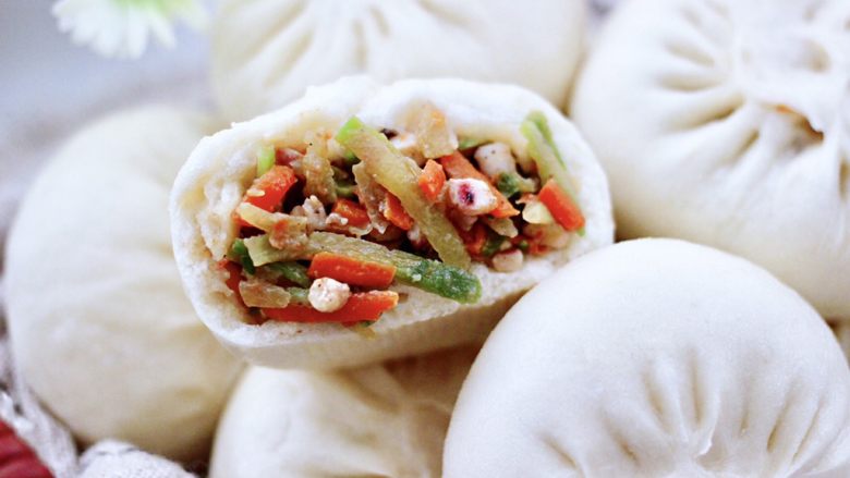 萝卜丝鱿鱼发面包,包子外皮暄软筋道,馅料味鲜美可口,吃一口就停不下来咯。