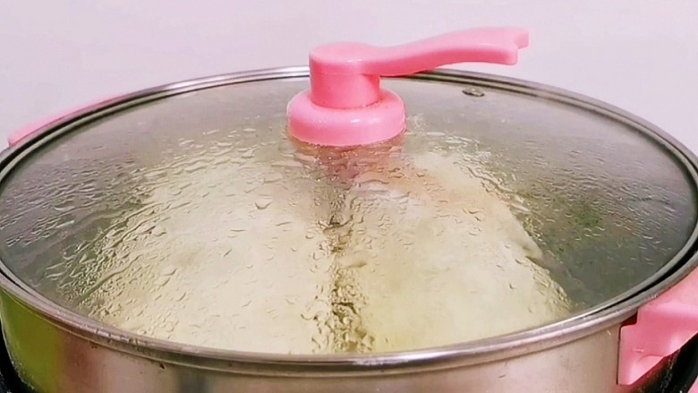 韭菜孜卷,蒸至冒气后,大火蒸10分钟