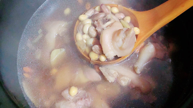 黄豆猪脚汤,猪蹄汤压好后,选择开盖炖煮继续炖煮20分钟。