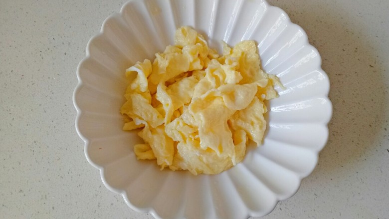 鸡蛋炒河粉,鸡蛋液凝固,用筷子划散,盛出备用