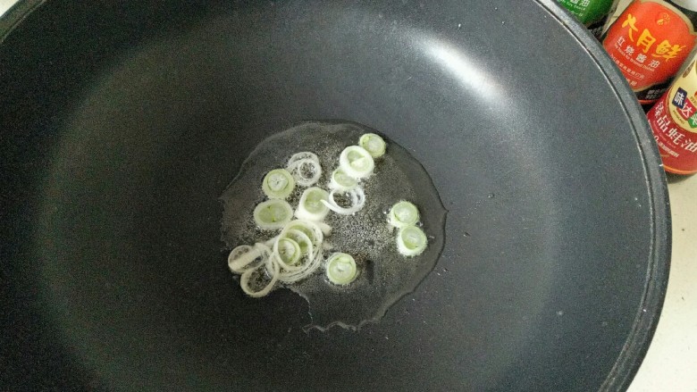 鸡蛋炒河粉,炒锅中加入适量花生油烧热,放入葱花煸炒出香味