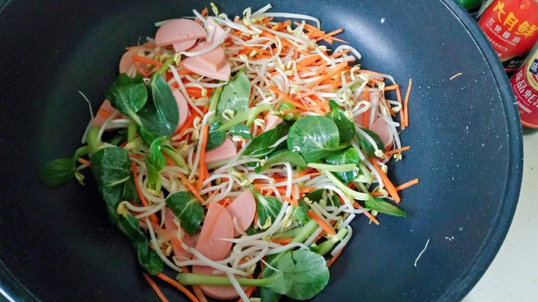 鸡蛋炒河粉,加入青菜,绿豆芽,胡萝卜丝,火腿肠翻炒至软
