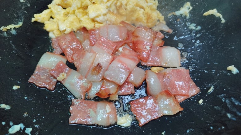 培根炒蛋,慢慢煸香,炒散